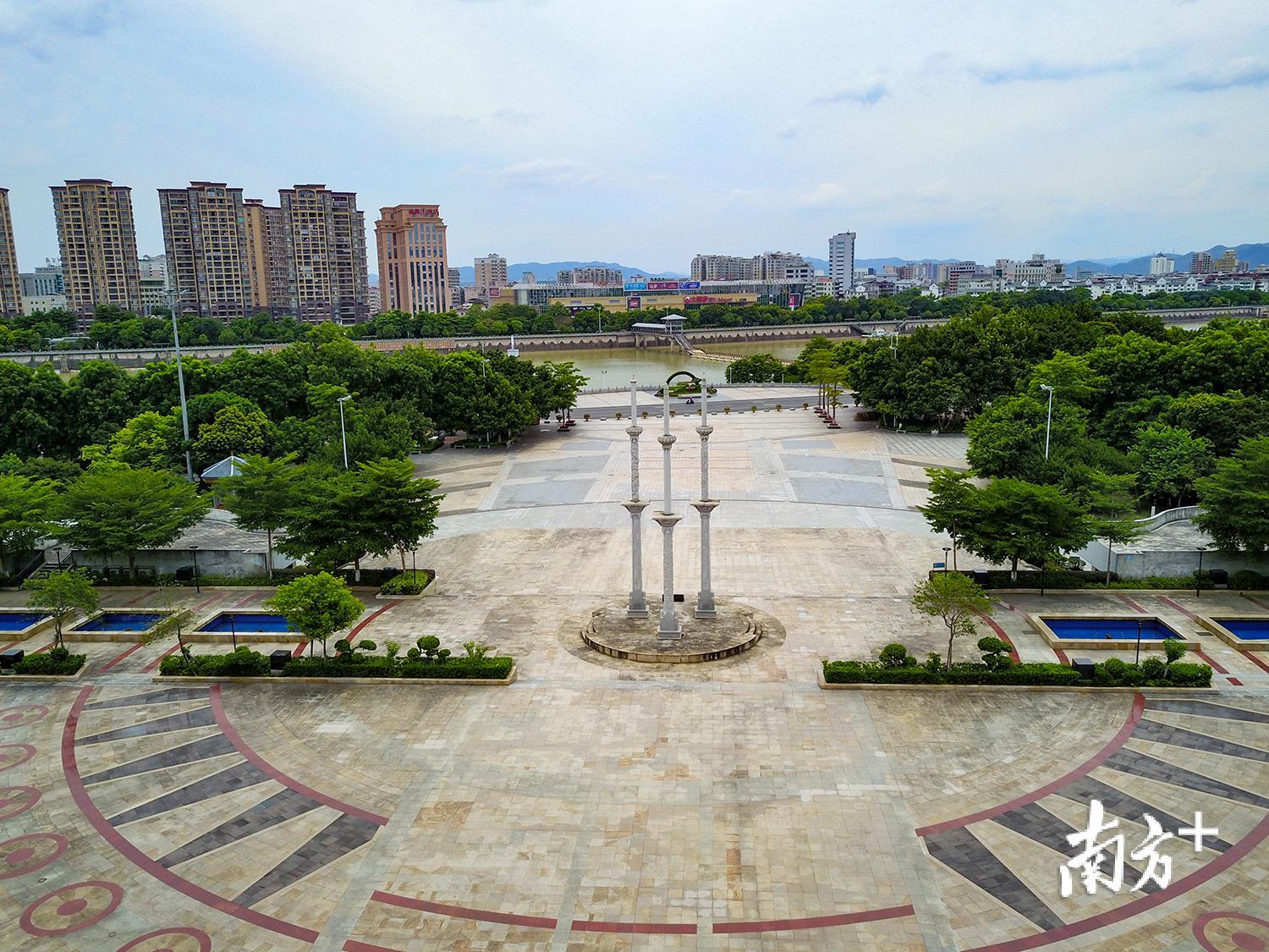 位于梅州城区的院士广场，不仅是展示院士生平的地方，也是梅州市民休闲娱乐的好去处。