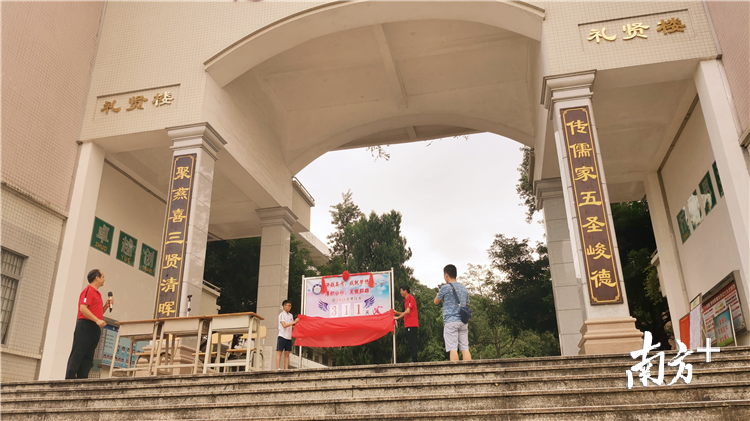 副校长刘桥福和高三(10)班学生郑文轩共同为高考倒计时揭牌。 副校长刘桥福和高三(10)班学生郑文轩共同为高考倒计时揭牌。