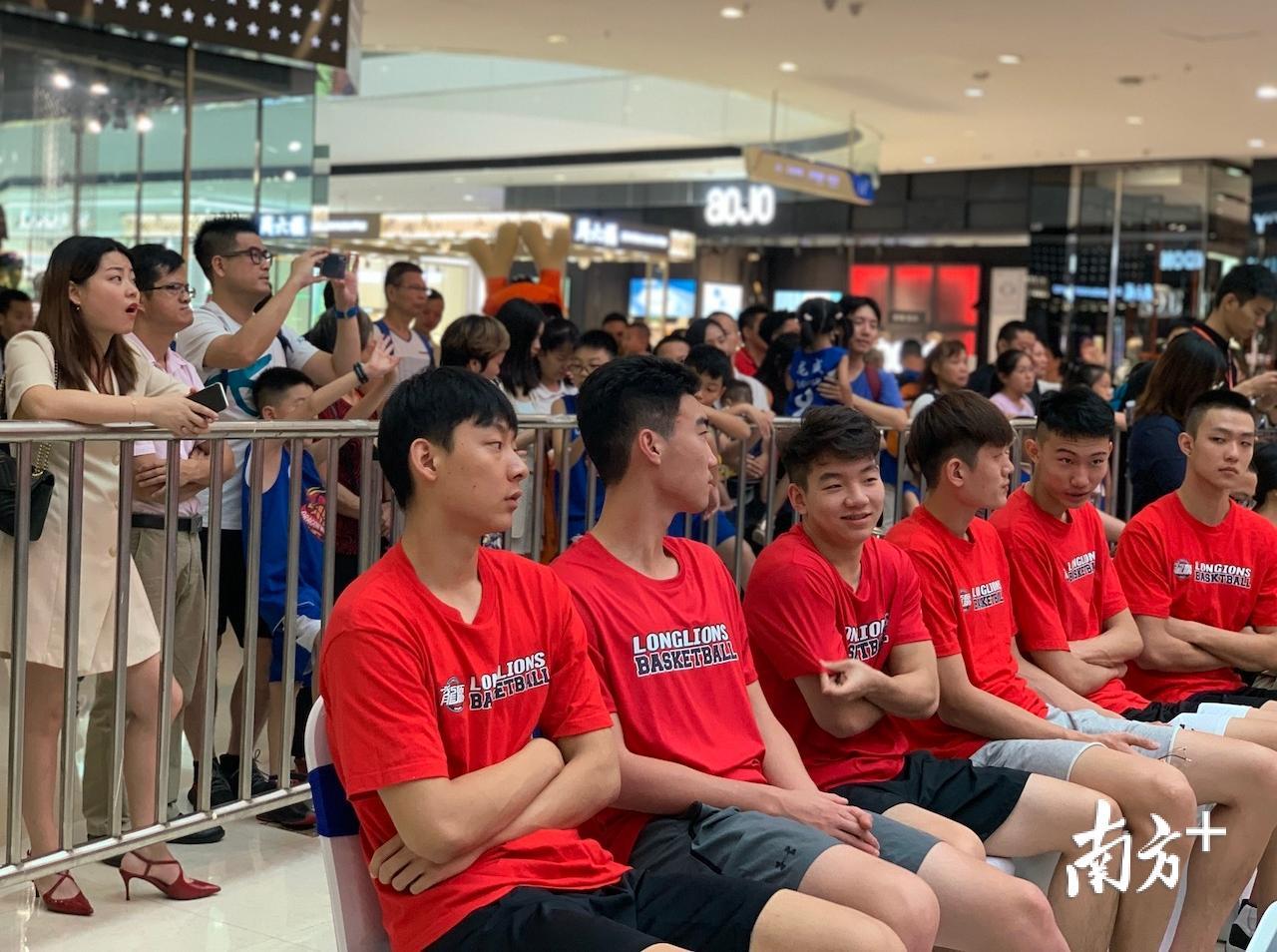 龙狮篮球俱乐部球员参加“世界杯之屋”开幕式。汤晓微 摄