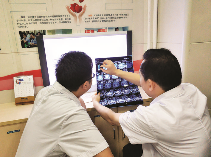 颈椎病和腰椎病年轻化的主要原因与长期低头玩手机、伏案工作、坐姿不正确等因素密切相关。 颈椎病和腰椎病年轻化的主要原因与长期低头玩手机、伏案工作、坐姿不正确等因素密切相关。