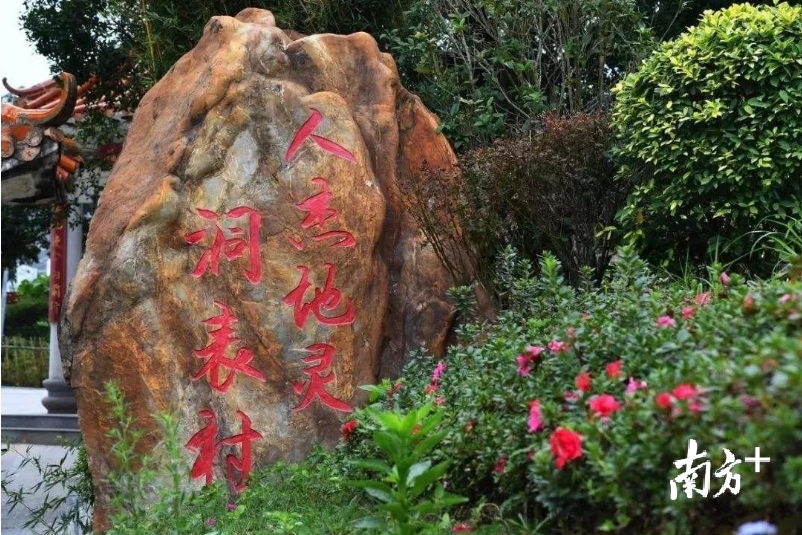 绿树红花,相得益彰 绿树红花,相得益彰