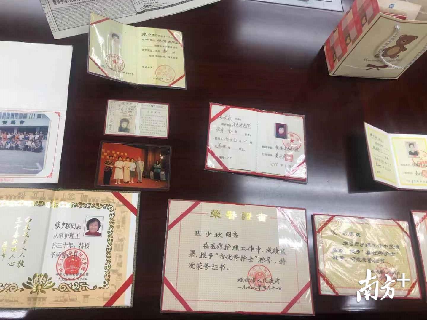 数十年间,张少秋老人多次获评顺德“优秀护士”称号。程楚瑶 摄 数十年间,张少秋老人多次获评顺德“优秀护士”称号。程楚瑶 摄