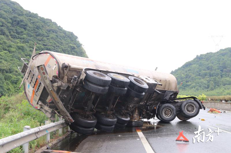 惊魂5小时!油罐车侧翻泄露,英德中队紧急排险救人_南方plus_南方 