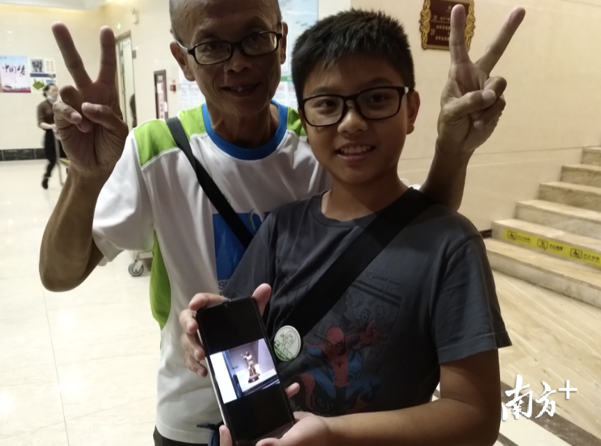 香港游客展示他们参观的佛山景点。 王谦 摄 香港游客展示他们参观的佛山景点。 王谦 摄