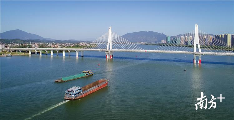 广清一体化的交通枢纽对接，已逐渐延伸至北江流域，北江清远段也成为了南融北拓的“黄金发展带”。 曾亮超 摄