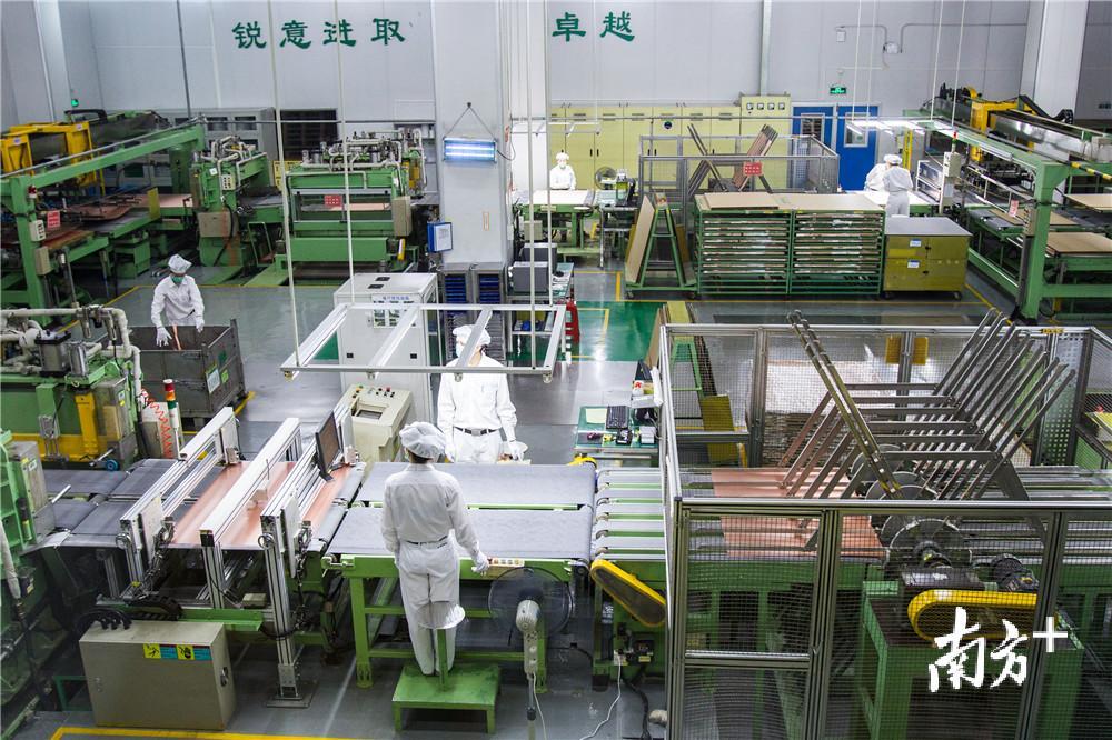 东莞企业生益科技的生产车间,技术工人在流水线上作业。南方日报记者 孙俊杰 摄 东莞企业生益科技的生产车间,技术工人在流水线上作业。南方日报记者 孙俊杰 摄