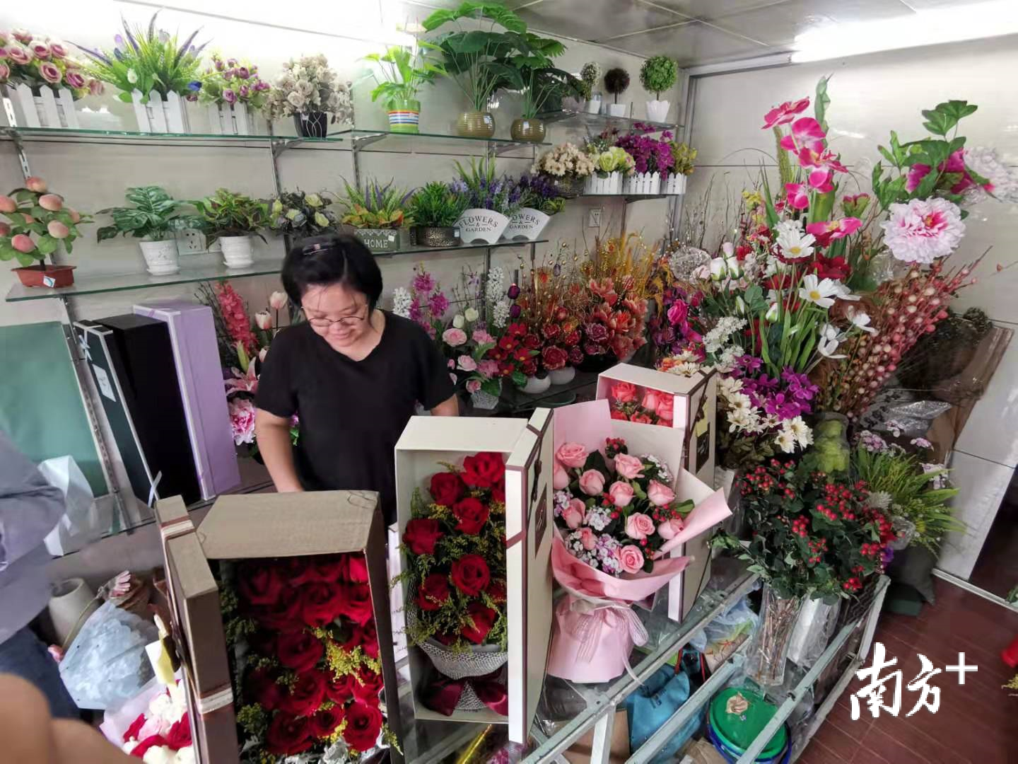 七夕玫瑰价涨3倍茂名街头花店静悄悄订单却很火爆