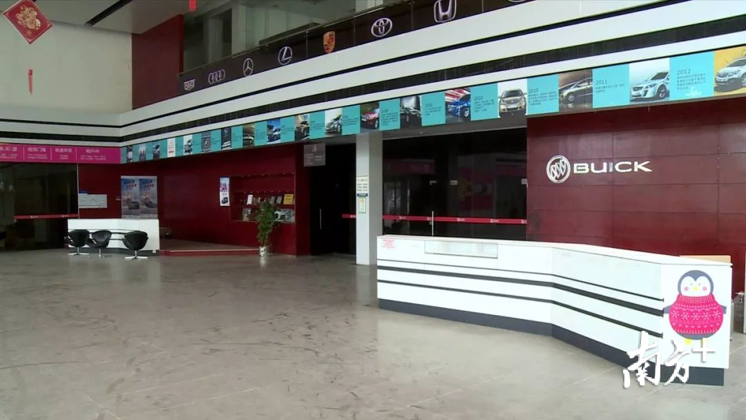 标远4S店展厅内满是灰尘。 