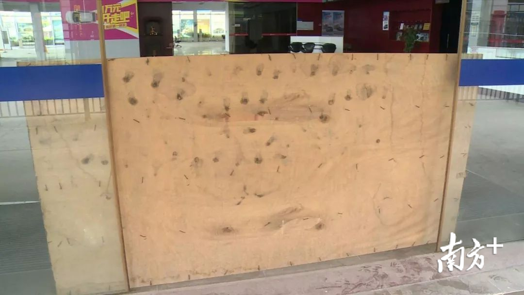 标远4S店大门被木板挡住。 