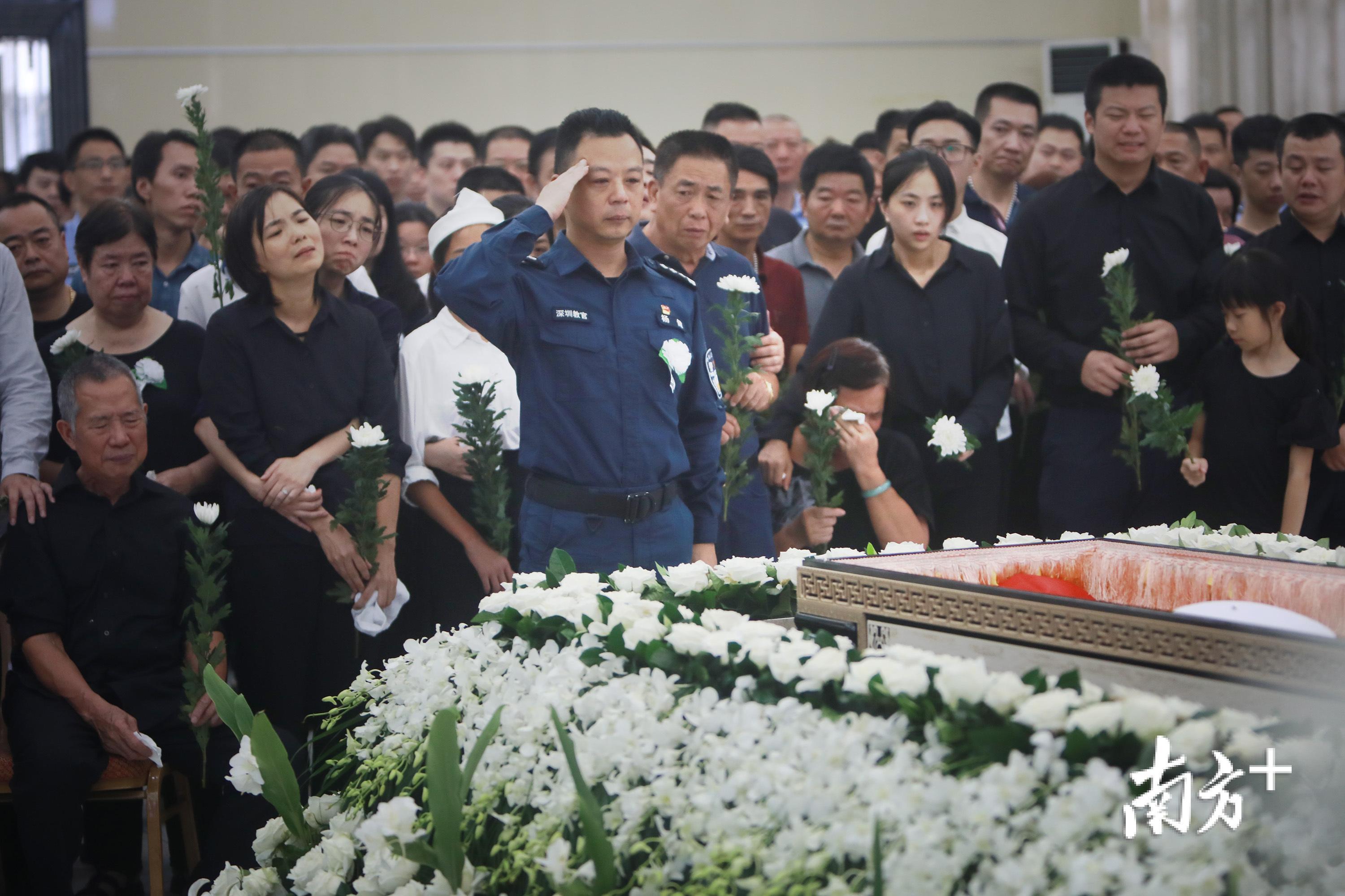 "峰哥一路走好,数百战友雨中送别因公殉职深圳交警刘海峰