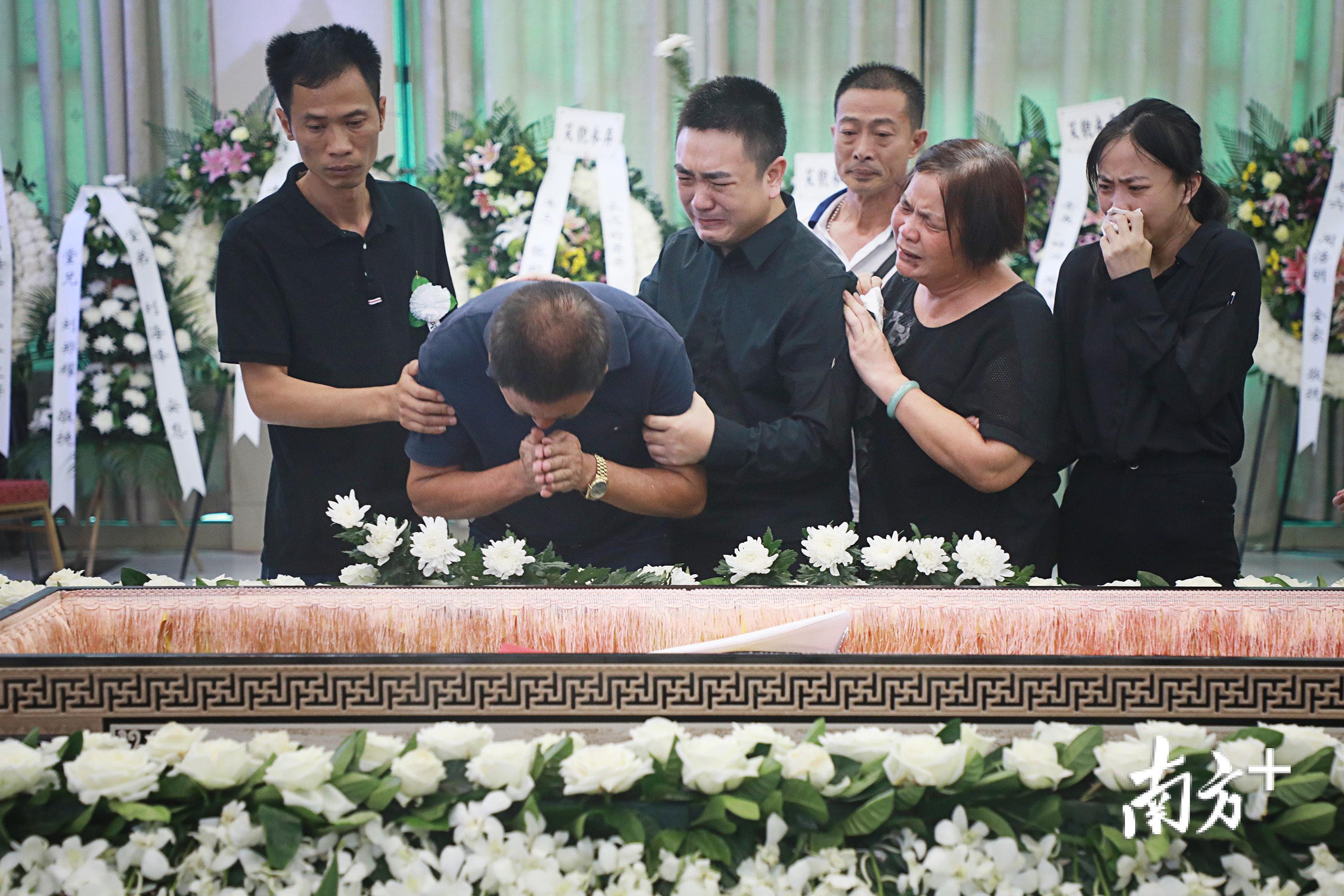 8月6日上午,深圳市殡仪馆,磅礴大雨中数百市民,战友手捧鲜花,为深圳市