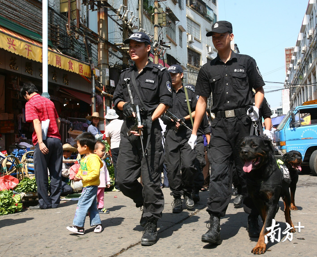 三水公安巡警大队特警中队进行日常巡逻。