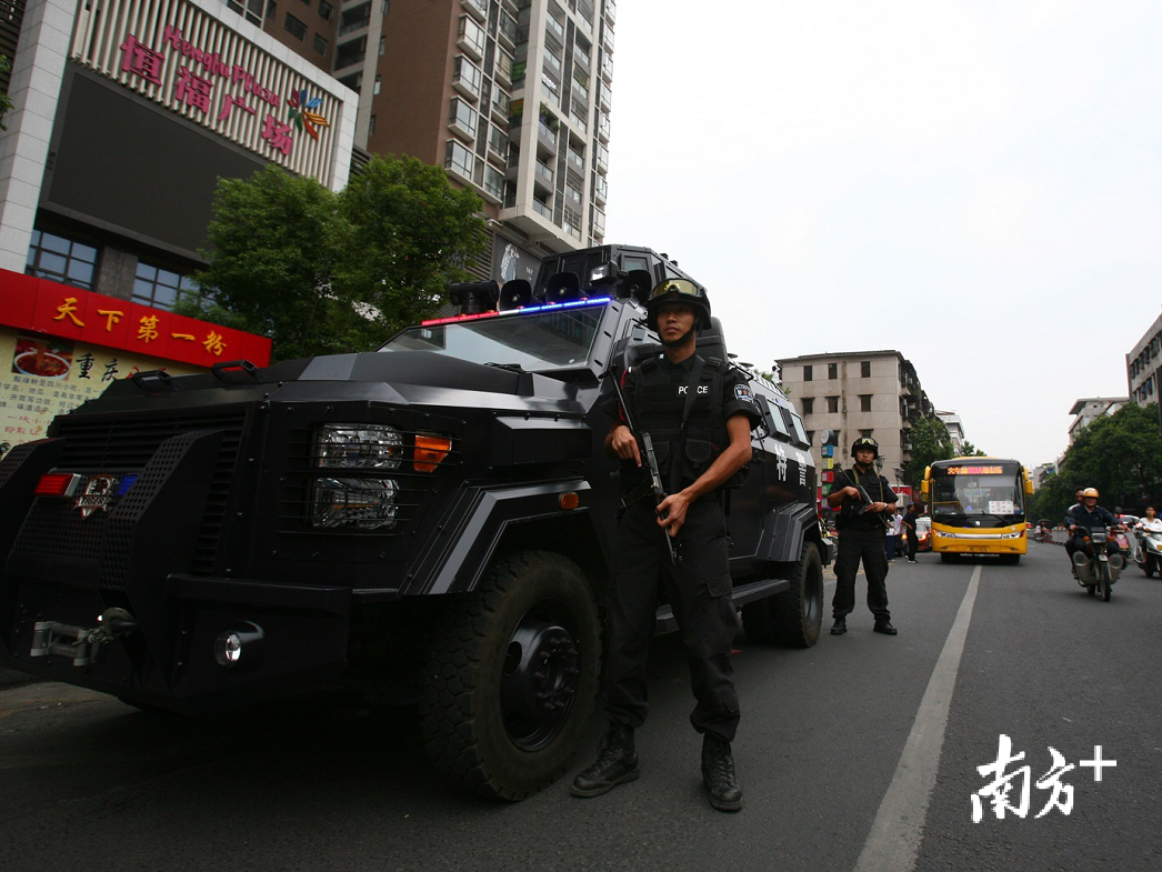 三水公安巡警大队特警中队进行反恐演练。