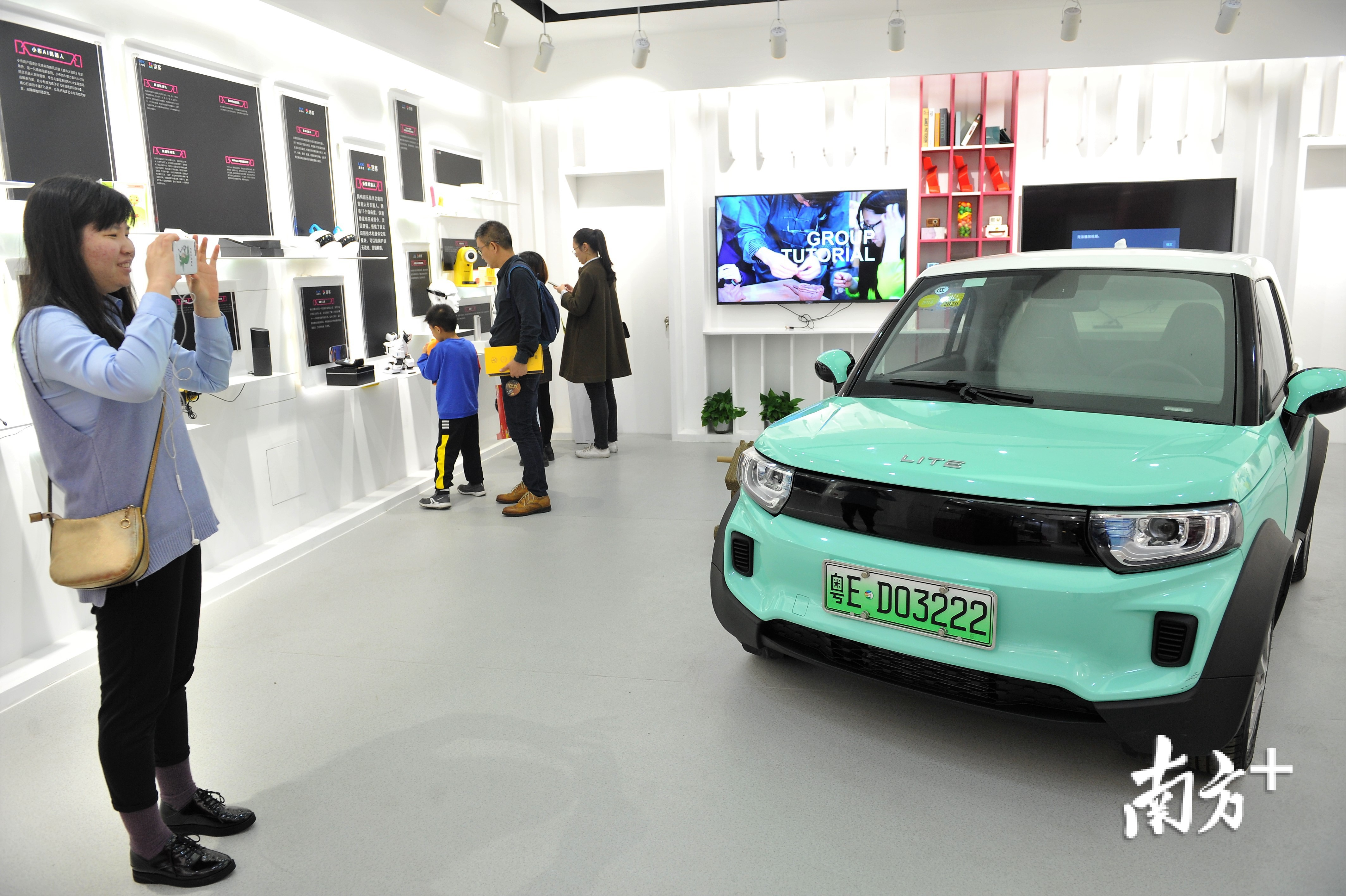 洛客与北汽合作的外形靓丽的新能源LITE汽车。南方+记者 戴嘉信 摄 洛客与北汽合作的外形靓丽的新能源LITE汽车。南方+记者 戴嘉信 摄