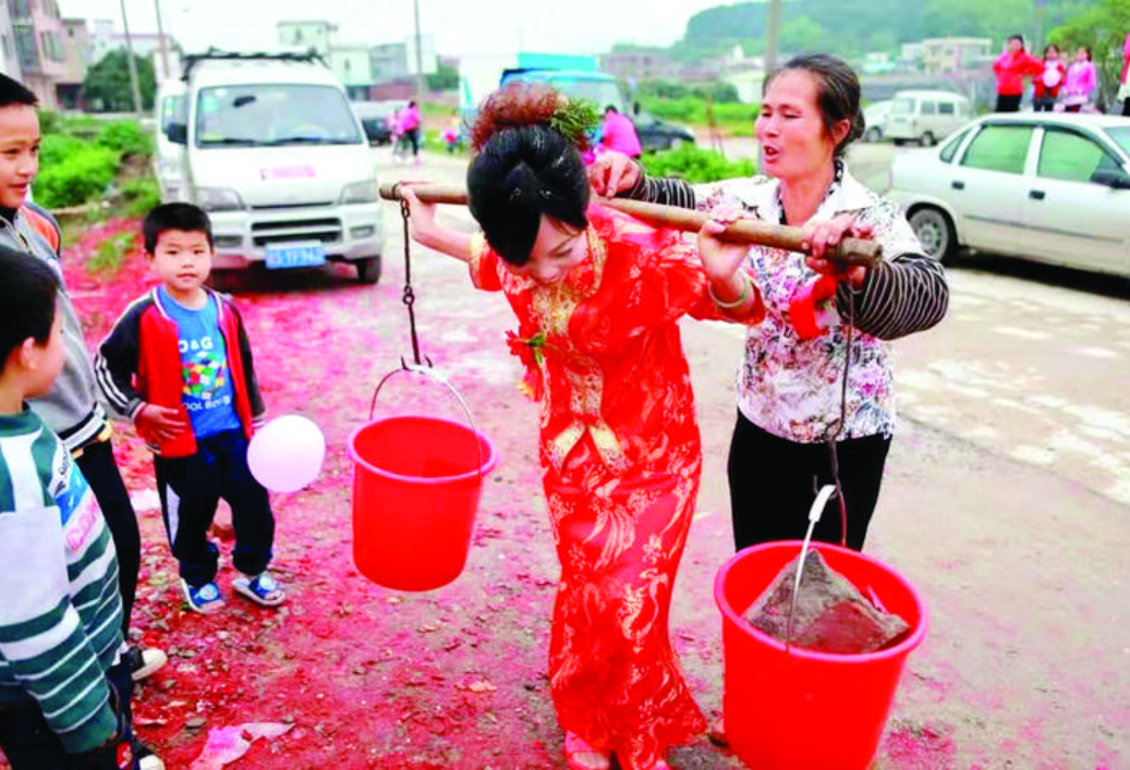 新媳妇担“禾花水”。 新媳妇担“禾花水”。