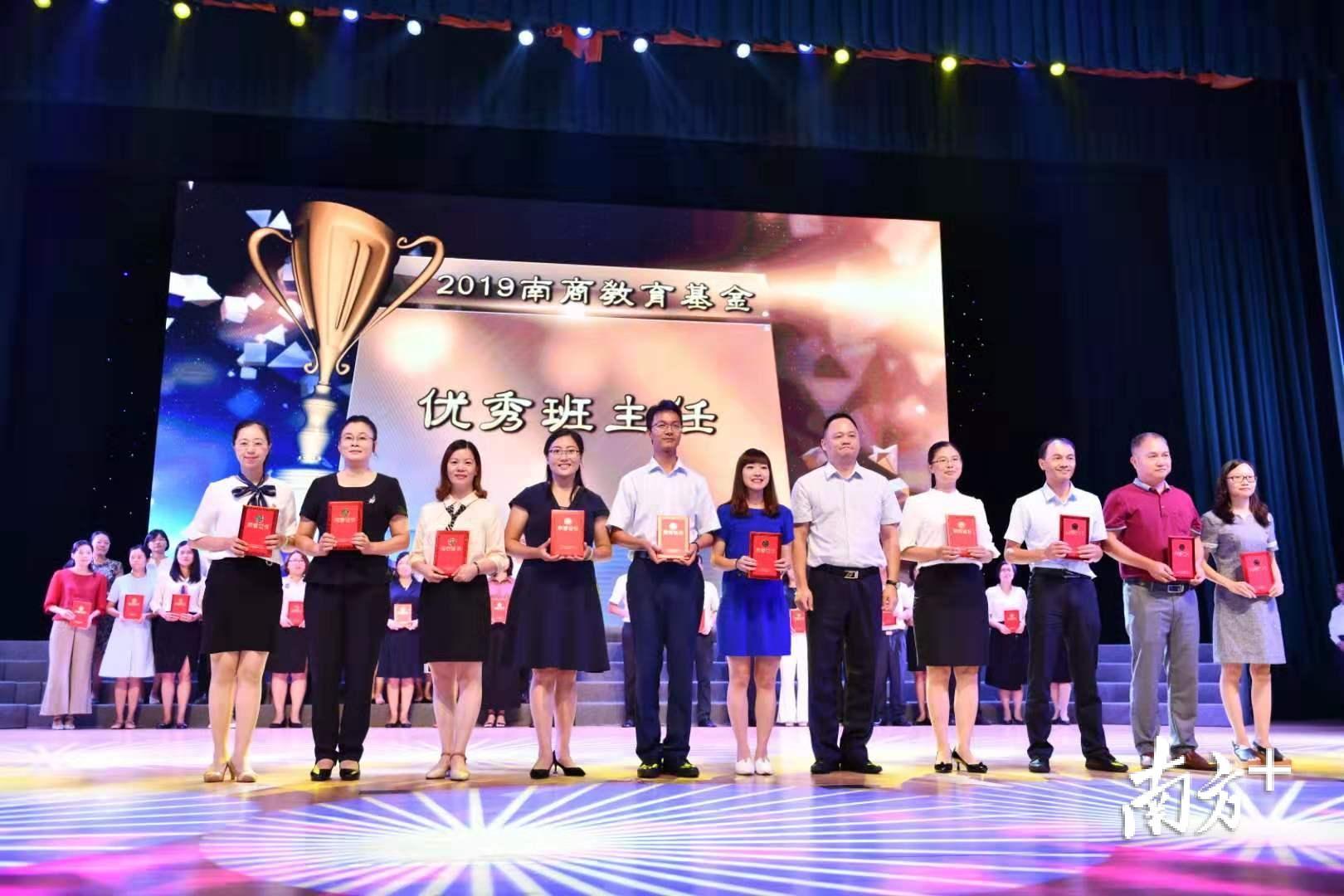 桂城街道桂江第一初级中学吴志祥等380名教师获“优秀班主任”称号。南方+记者 戴嘉信 摄