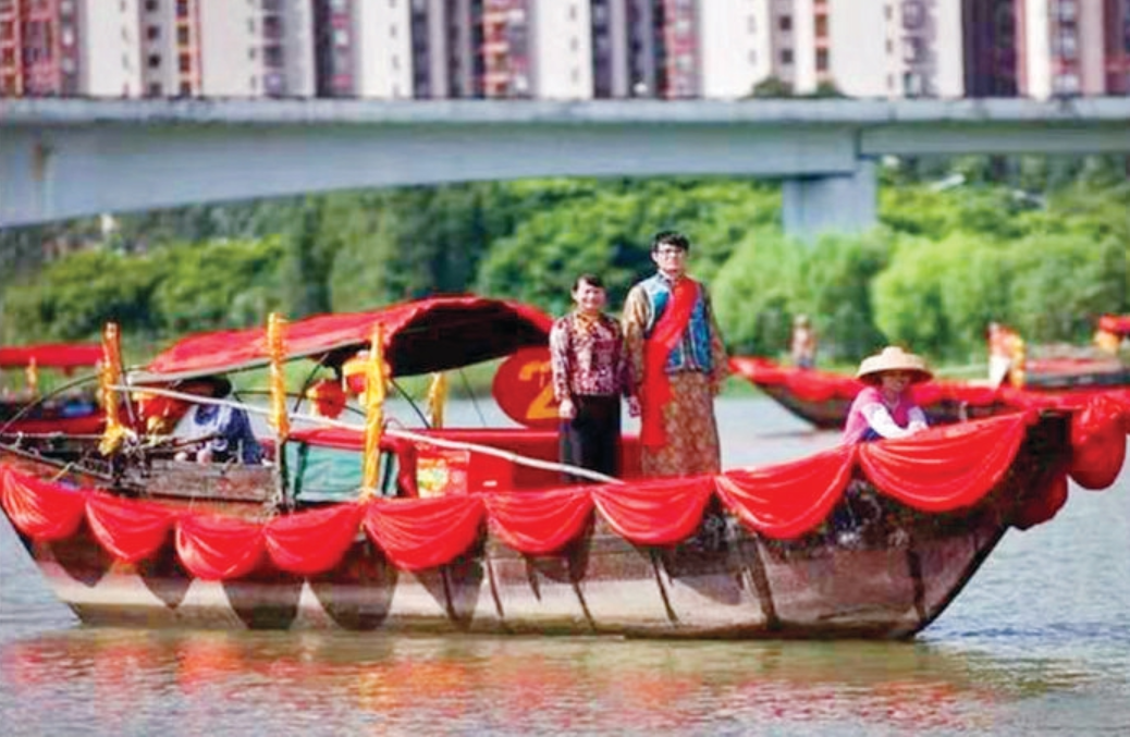 新媳妇担“禾花水”。 新媳妇担“禾花水”。