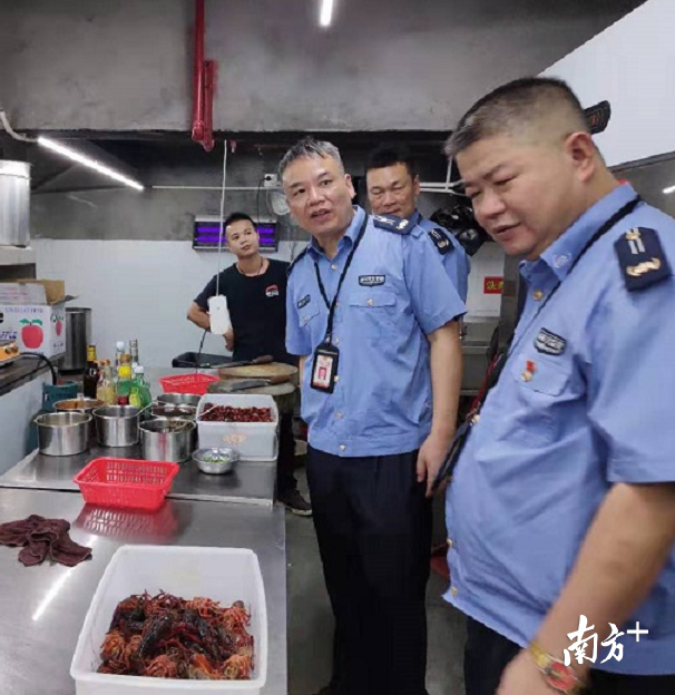 检查人员现场检查图。顺德区市场监管局供图