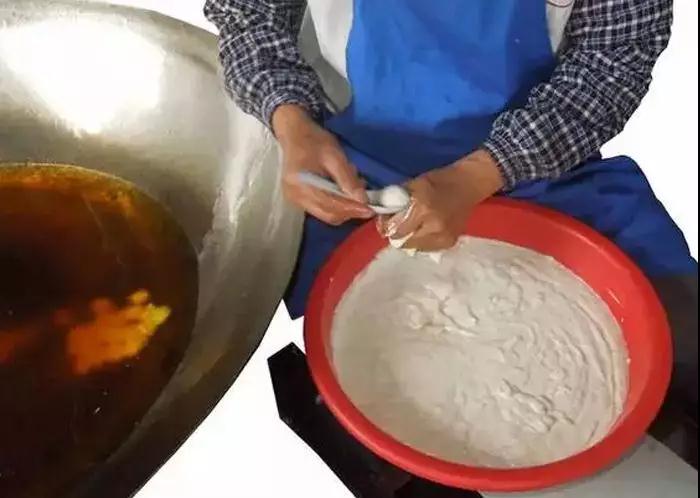 手工制作鱼丸并下油锅