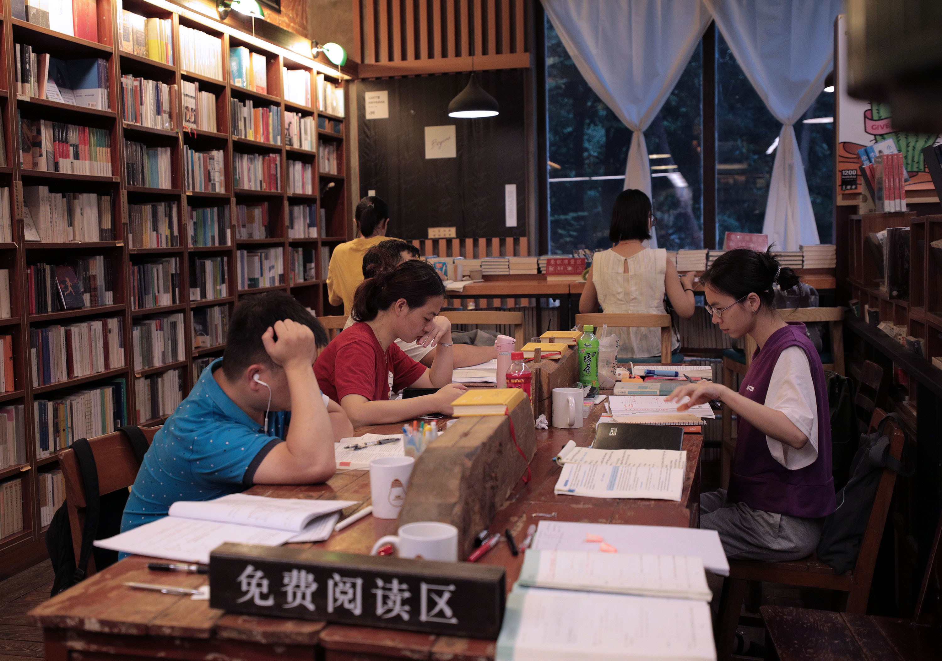 13日晚，夜幕下的广州天河体育东路的“24小时不打烊书店”里，坐满了看书的市民。吴伟洪 摄