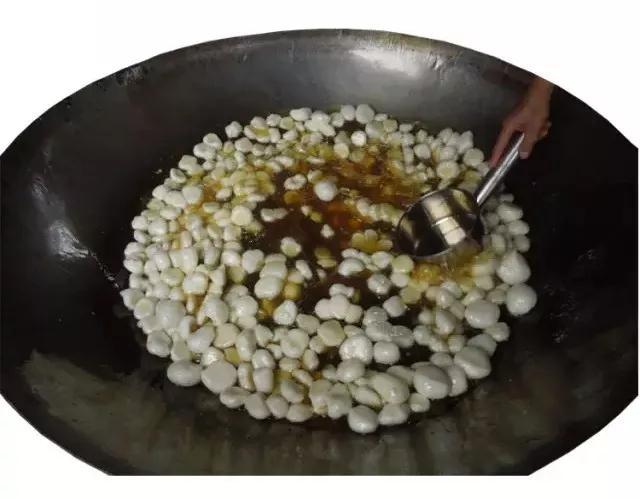 鱼丸逐渐浮面，手工晃动使之受热均匀