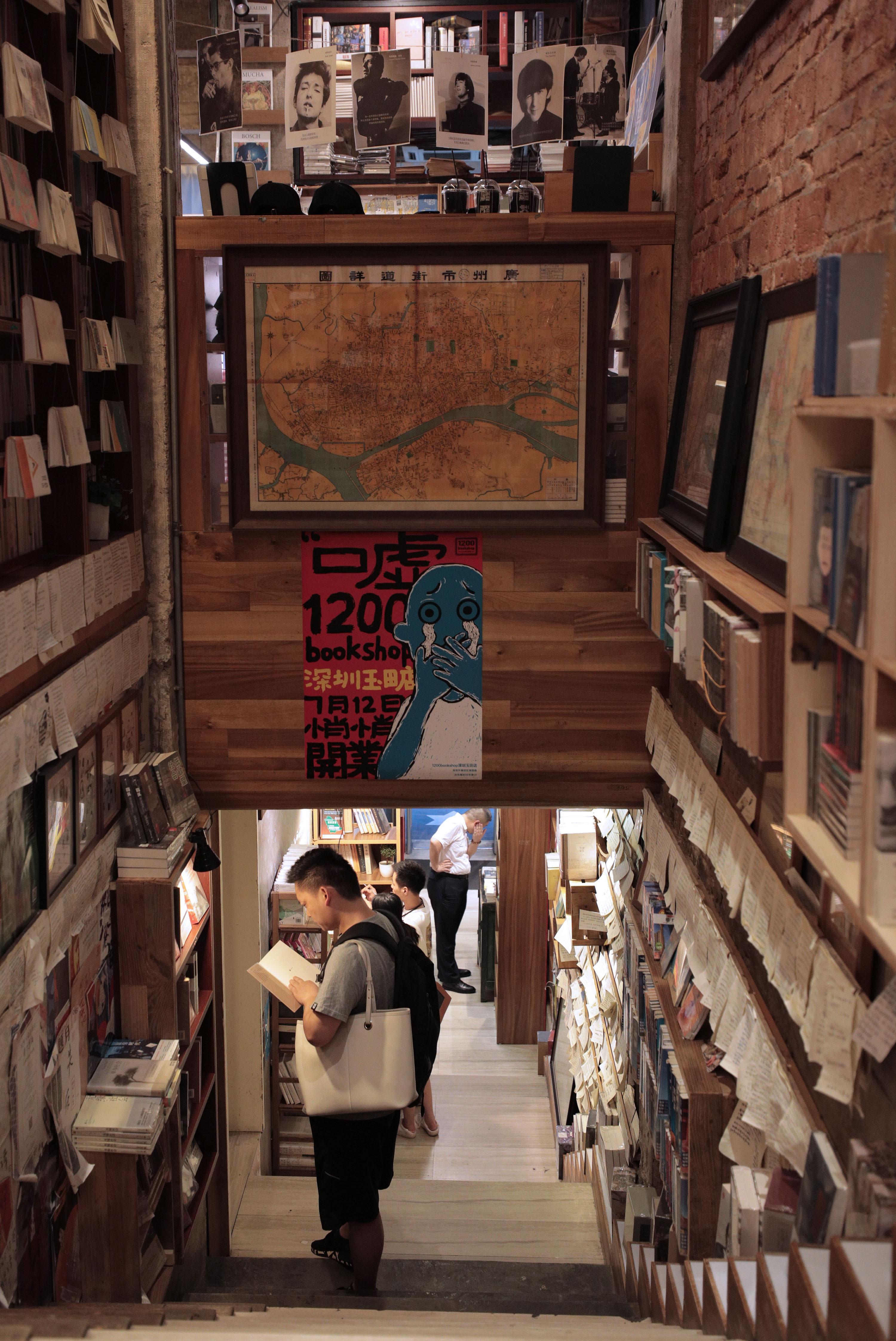 本是炎热闷躁的天气，但在1200bookshop里却是另外一种宁静的氛围。