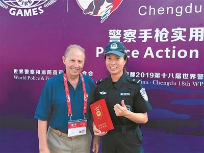广州特警金鑫权（右）获得世界警察手枪射击（PAP）比赛项目个人冠军。 通讯员供图