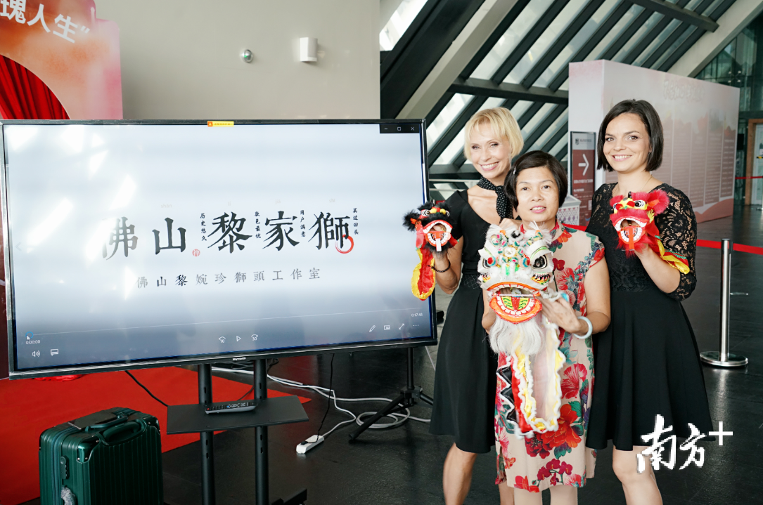 两位主演体验国家级非物质文化遗产佛山醒狮狮头制作。 资料图片