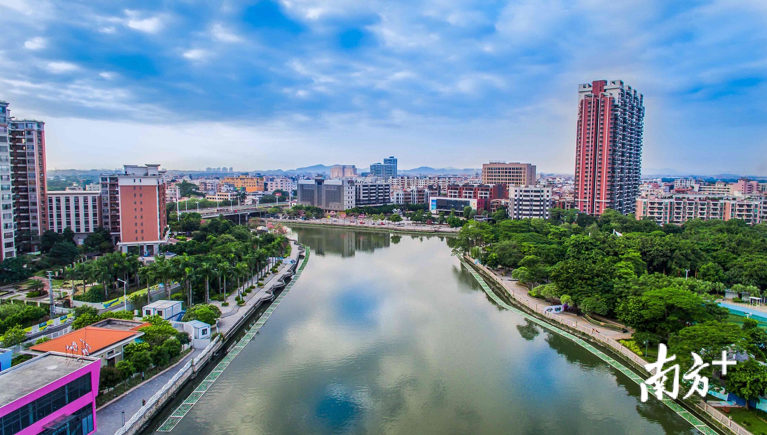 在南海里水，包括首批12个品牌示范村居和两大连片乡村振兴精品线路、示范区的建设也在紧锣密鼓进行中。