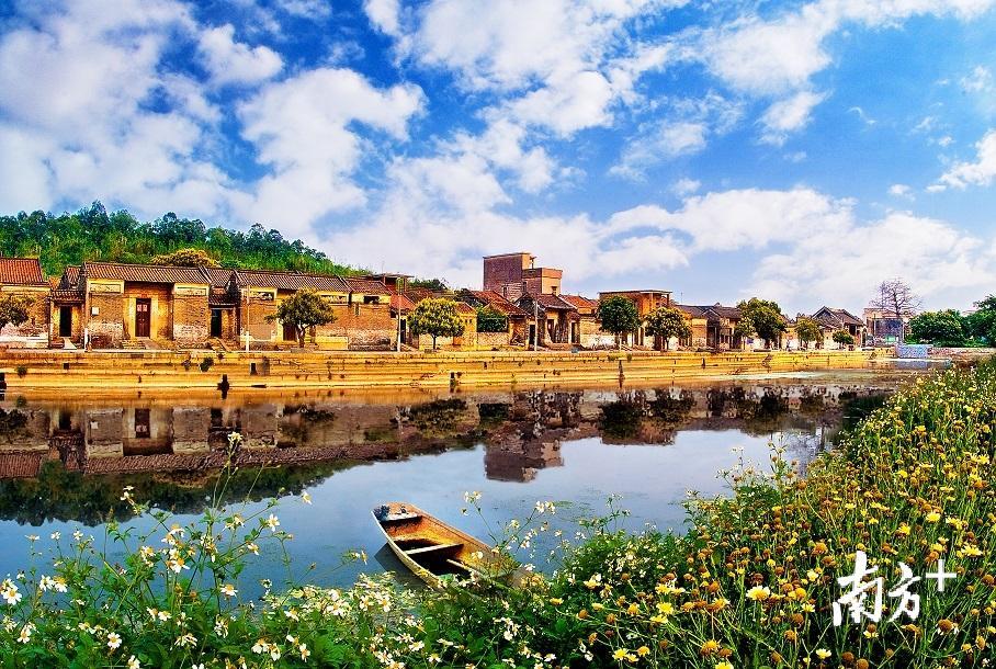 如果从高空俯瞰，里水镇脉络明晰的水网、保存完好的古村落等乡村资源让人惊艳。