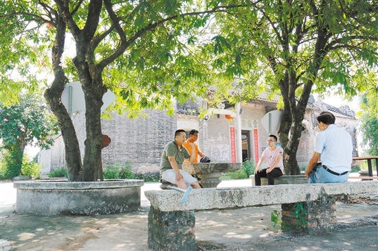 村民们在雪莲李公祠前的石凳上休憩。 村民们在雪莲李公祠前的石凳上休憩。