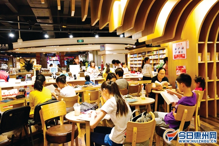 惠州新华广场书店为市民夜间生活增添了文化味。惠州日报记者龚 妍 通讯员颜美丽 摄