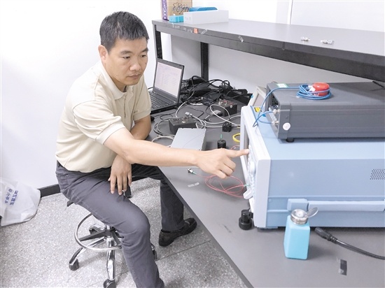 对于黄旭辉来说，激光器就像是一件艺术品。