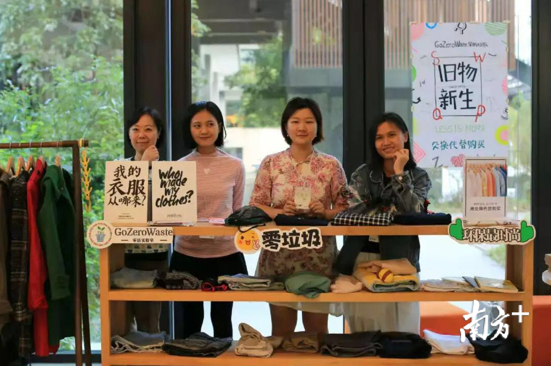 一林(右二)组织“旧物新生”线下活动 一林(右二)组织“旧物新生”线下活动