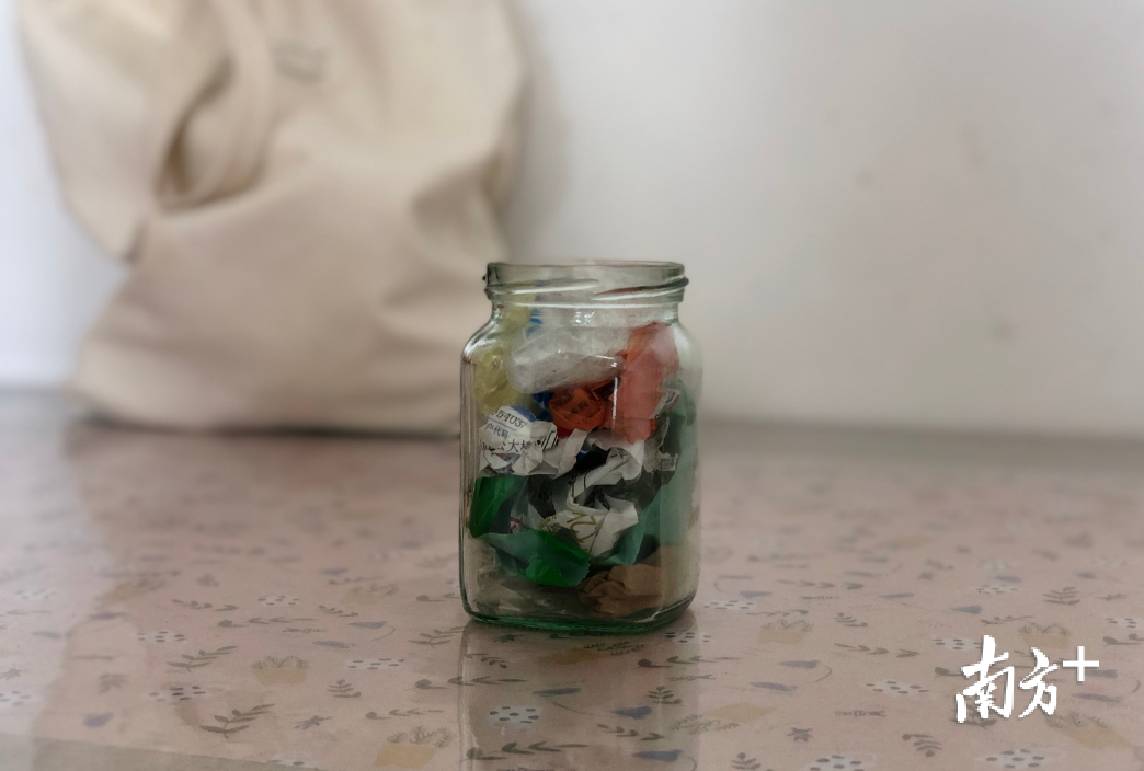 如今一林一家三口每周产生的垃圾,仅需一个“老干妈”的罐子就能装下 如今一林一家三口每周产生的垃圾,仅需一个“老干妈”的罐子就能装下