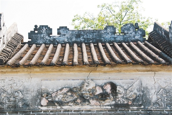 雪莲祖李公祠的屋檐和壁画。 雪莲祖李公祠的屋檐和壁画。