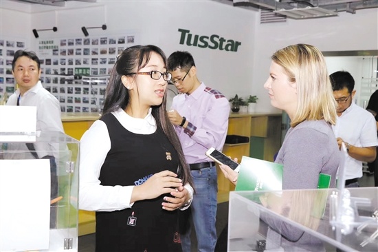 易诗接受媒体记者采访时，提及公司未来关于全球市场的布局和融资计划。