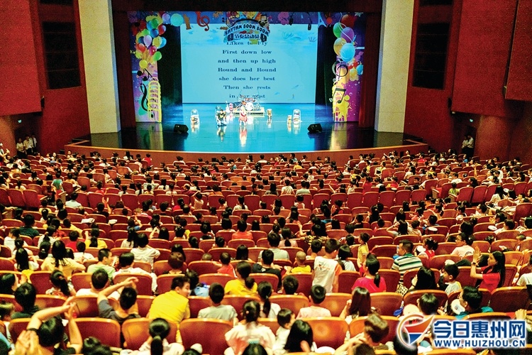 惠州文化艺术中心上演的《节奏总动员之环游世界》音乐会，吸引大量观众观看。 惠州日报记者周 楠 摄