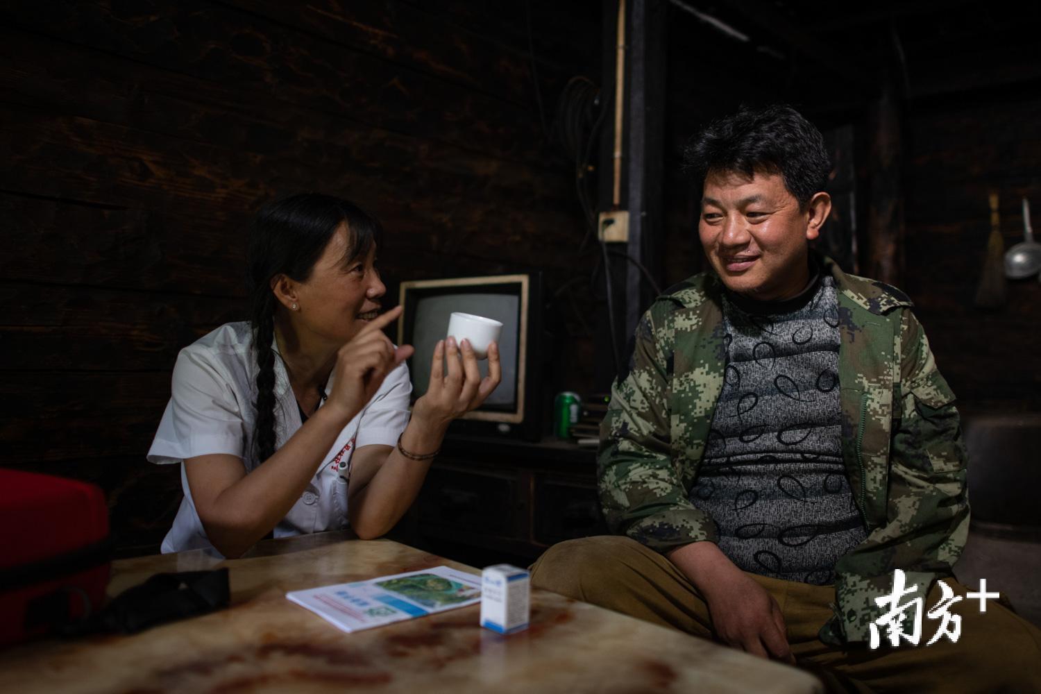 管延萍嘱咐李卫华注意控制喝酒的量。