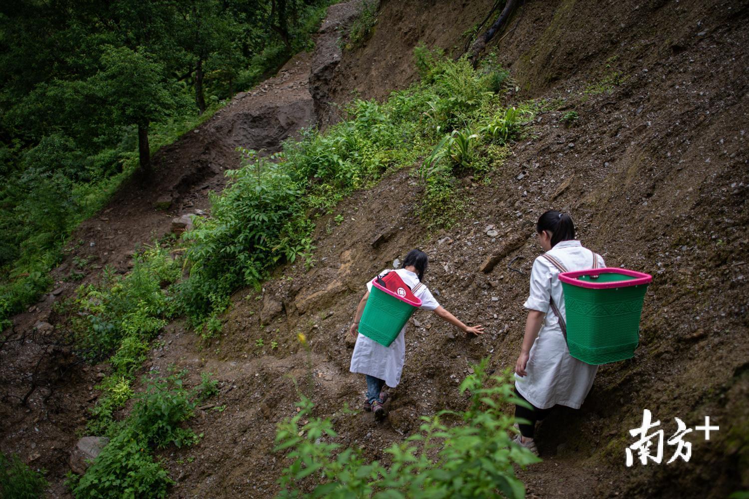 下乡的路常常因为地质灾害中断。