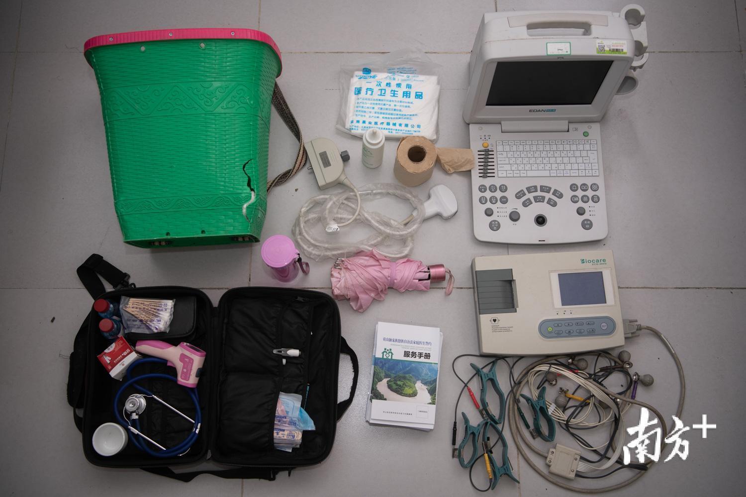 管延萍下乡时背篓里装的物品。