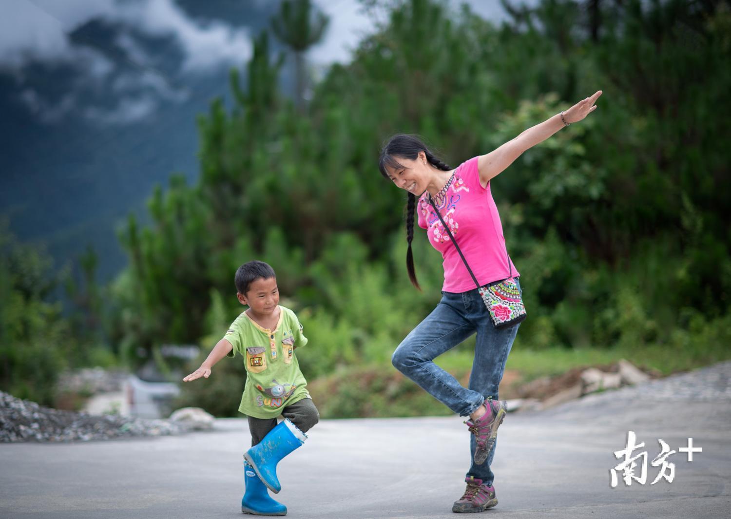 在海拔3000米的小茶腊独龙族村，一个小村民和管延萍玩起了模仿游戏。