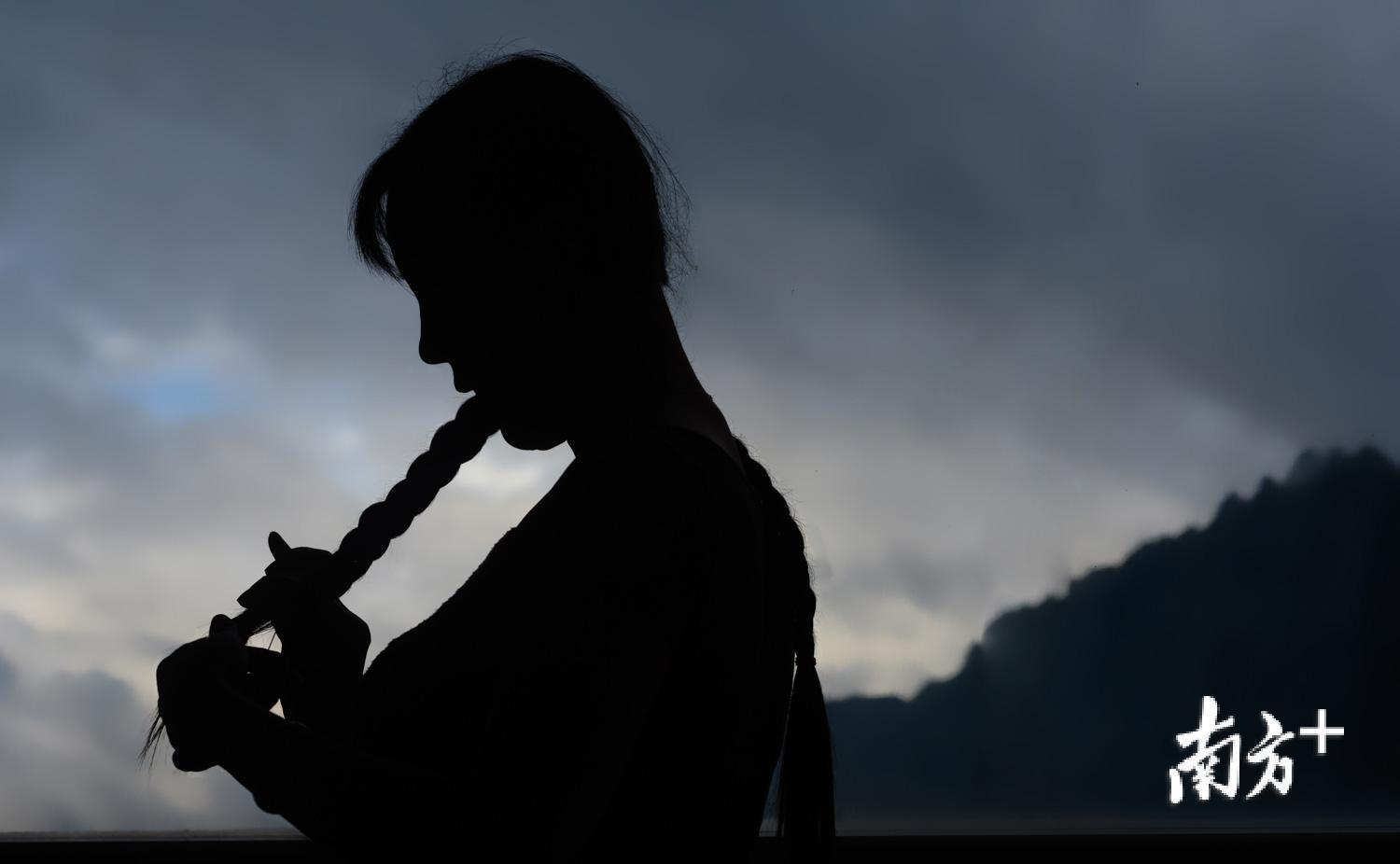 因在丙中洛理发不方便，管延萍蓄起了长发，绑成了两条长长的辫子。