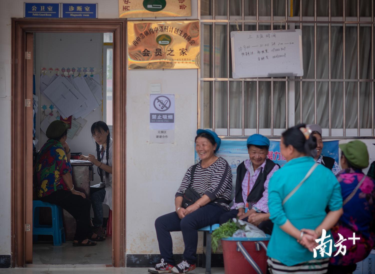 管延萍在丙中洛村为村民做健康检查，派发药品。