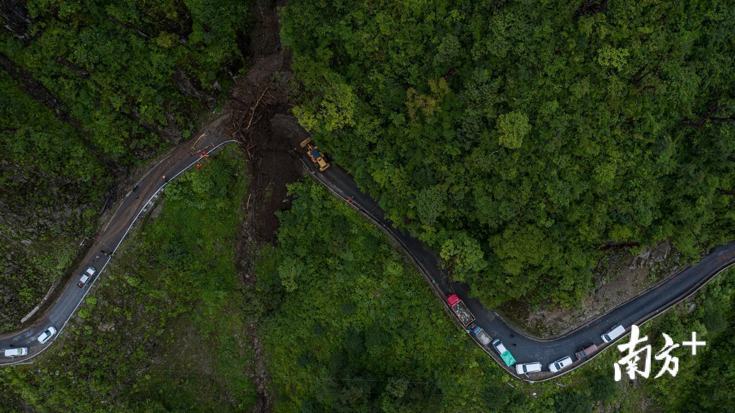 丙中洛地处怒江大峡谷，地质灾害频发，进出道路常常堵塞。