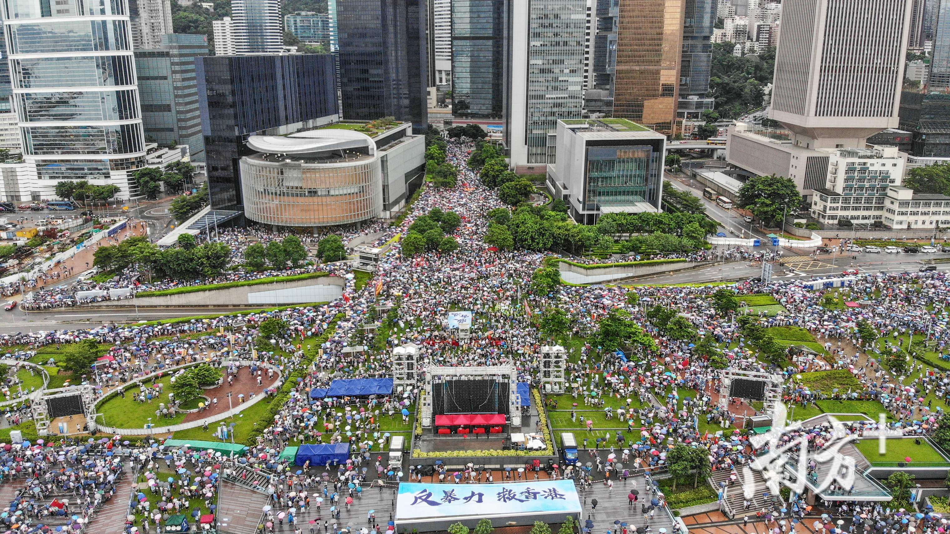 图为航拍下的添马公园集会.