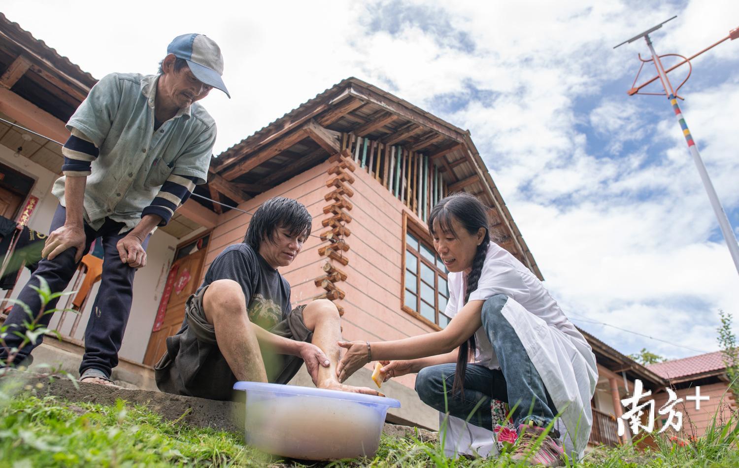 管延萍为学罗军洗脚。