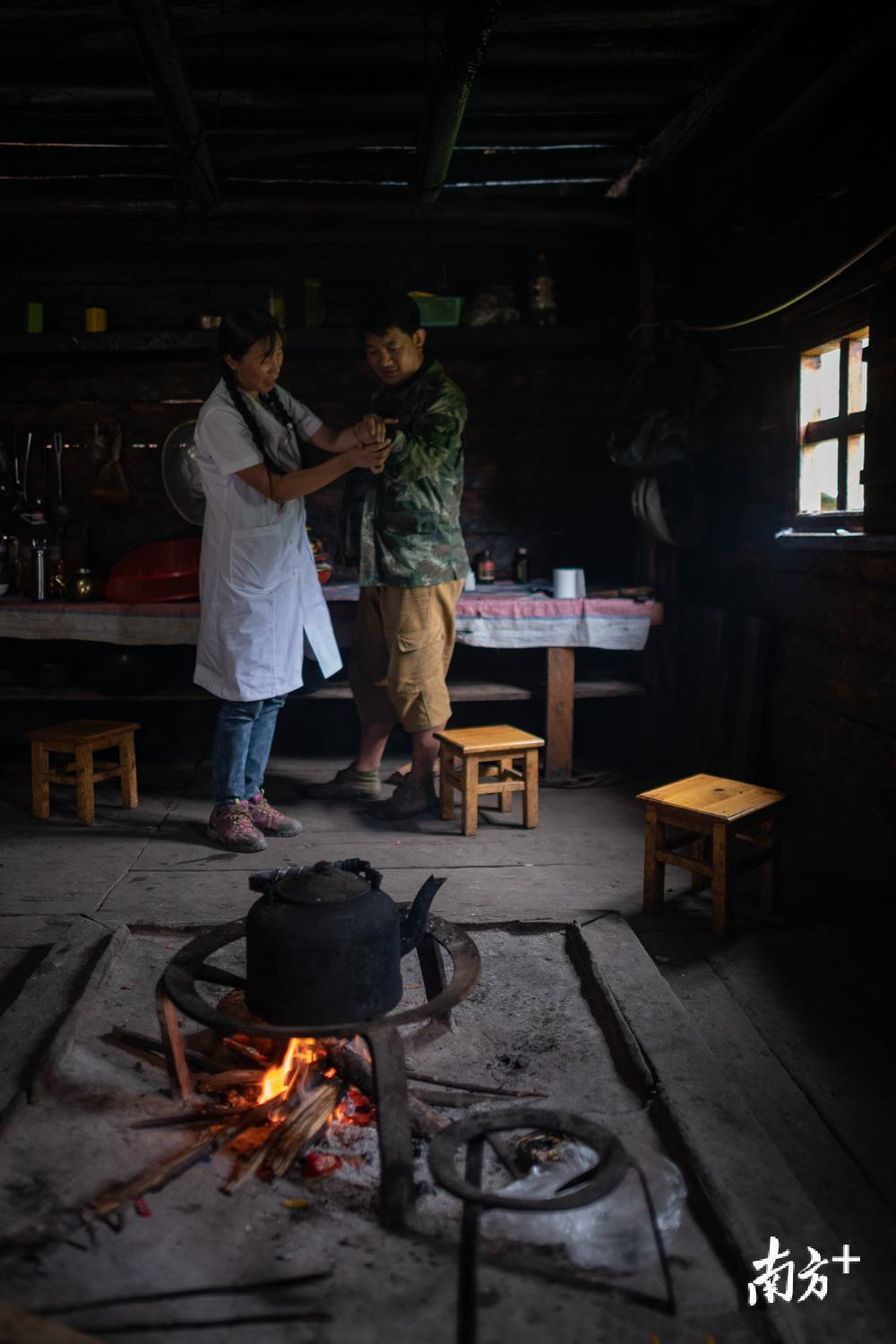 管延萍为李卫华检查伤口。