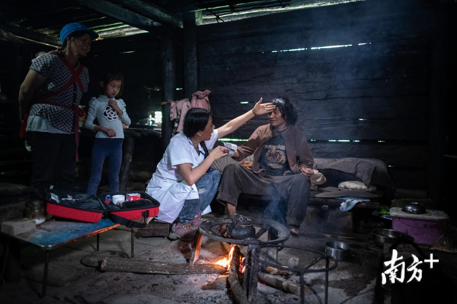 管延萍为学罗军检查身体。