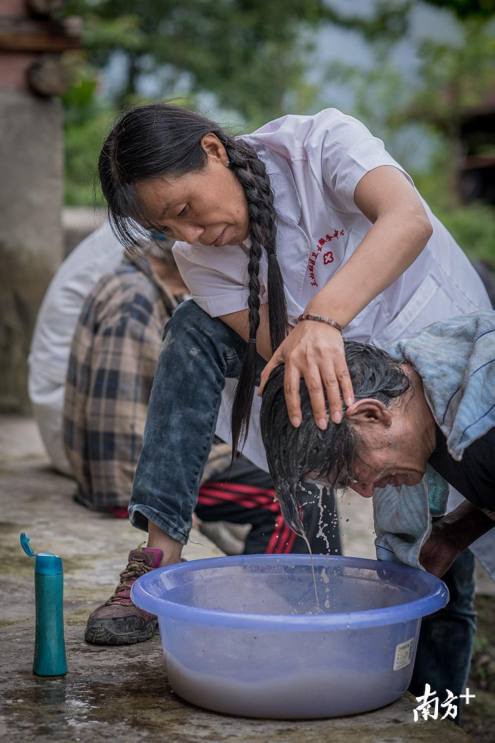 管延萍为学罗军洗头，先后足足倒掉三盆脏水。